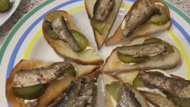 Бутерброды со шпротами на перекус! смотреть онлайн
