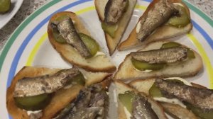 Бутерброды со шпротами на перекус!