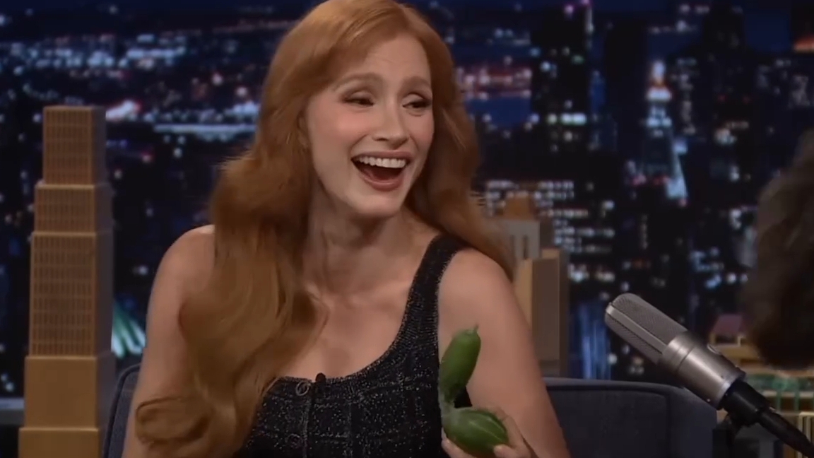 Джессика Честейн пробует суши-ролл с домашним огурцом Джимми и рассказывает о «Саванте» смотреть онлайн