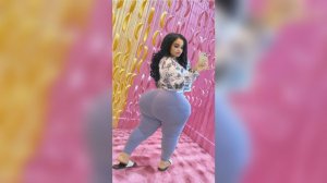 ПОПАСТАЯ ДЕВУШКА ПОКАЗЫВАЕТ СЕБЯ ВО ВСЕЙ КРАСОТЕ