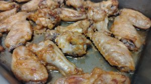 В духовке  куриные крылья на скорую руку. Проше не предумаешь.