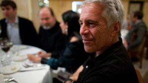 Десятки обнаженных фото жертв Эпштейна по ошибке опубликовали в досье