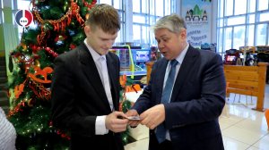 Новоуральцу Степану Боброву в рамках акции «Ёлка желаний» вручили подарочный сертификат от сферы ЖКХ