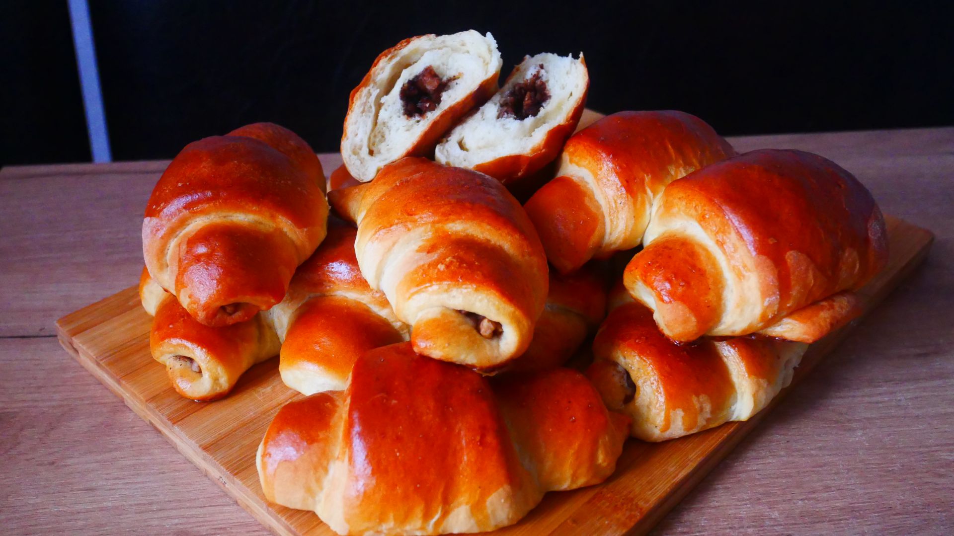 Дрожжевые рогалики с грецкими орехами и корицей Рогалики с начинкой смотреть онлайн