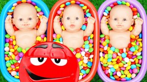 Мультики для детей. Маленькие ляльки с яркими шариками в ванночках. Смотреть мультики для малышей.