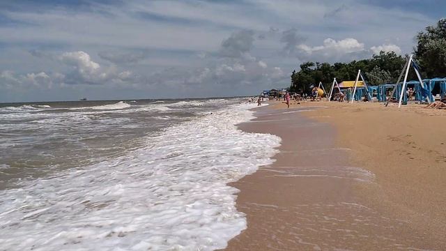 Отличные, крутые лежаки стоят на берегу Азовского моря в станице Голубицкая смотреть онлайн