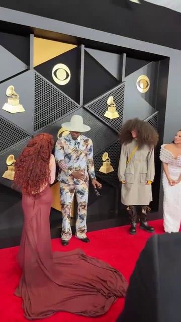 Самой обсуждаемой темой на прошедшей этой ночью церемонии «Грэмми» стало платье певицы Чаппелл Рон смотреть онлайн