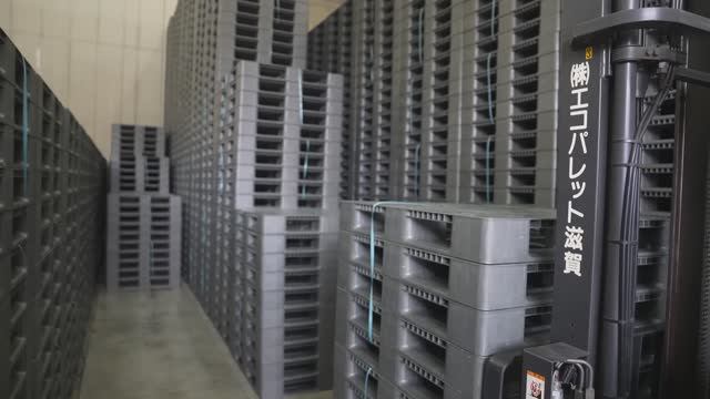 Завод по переработке пластиковых отходов производит полмиллиона поддонов за год. смотреть онлайн