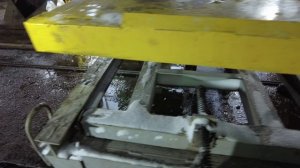 Снимаем Бак накопитель для доступа ремонта гасителя удара автосцепки вагона