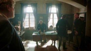 Начальник громит свой полицейский участок за то, что его обманули и похитили его невесту