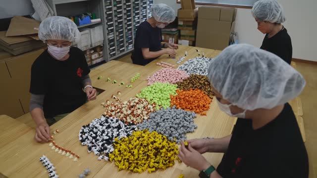 Процесс массового производства ластиков, стиральных резинок. Как делают стиральные резинки ластики. смотреть онлайн