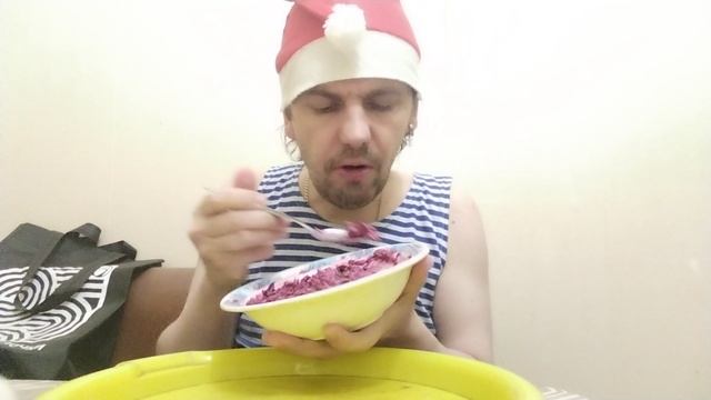 Обжор мукбанг свекла с чесноком и майонезом