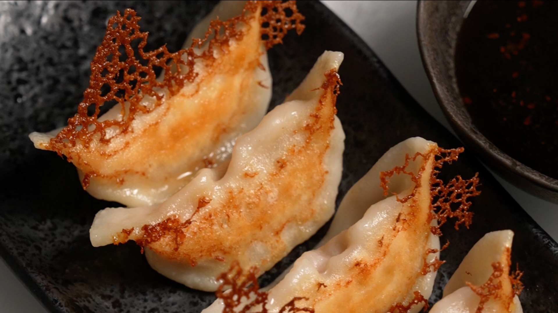 приготовление жареных гёдза SHIRO