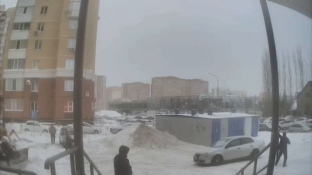 В Оренбурге директор УК и житель дома на ул. Высотной подрались во время уборки снега смотреть онлайн