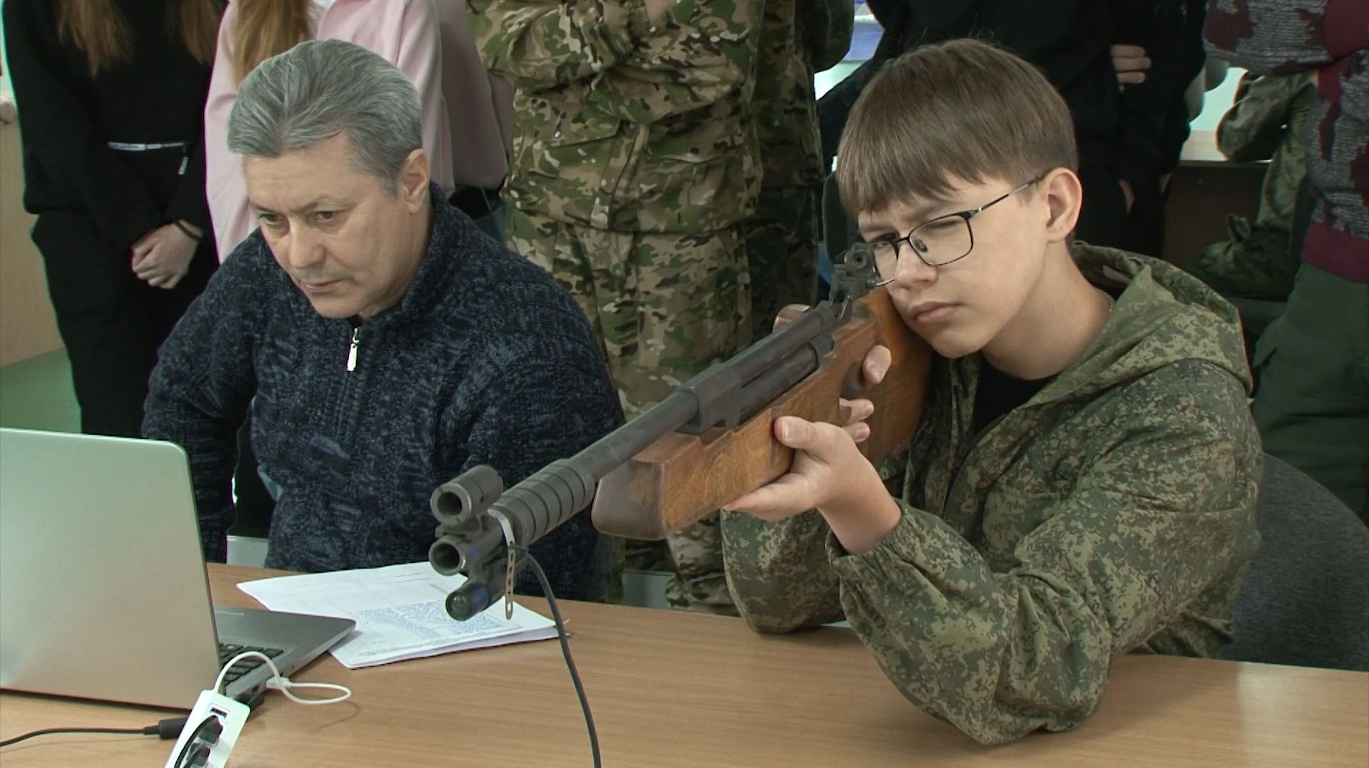 Соревнования по стрельбе при помощи электронного тренажёра СКАТТ прошли на стадионе «Старт» в Бирюче смотреть онлайн