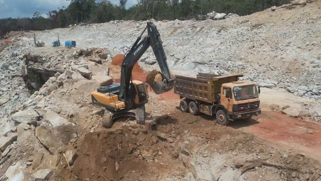 New Update! Good Work Dump Trucks Hard Work To Unloading Stone Into Deep Ravine On Mountain Forest смотреть онлайн