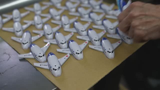 Процесс массового производства игрушечных самолётиков на фабрике игрушек. смотреть онлайн