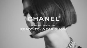 Показ женской коллекции Chanel весна-лето 2022