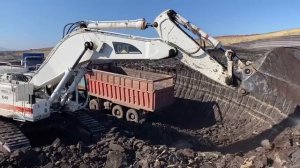 Загружаем уголь на мощные грузовики Mercedes и MAN — динамичные горные работы теперь в потрясающем