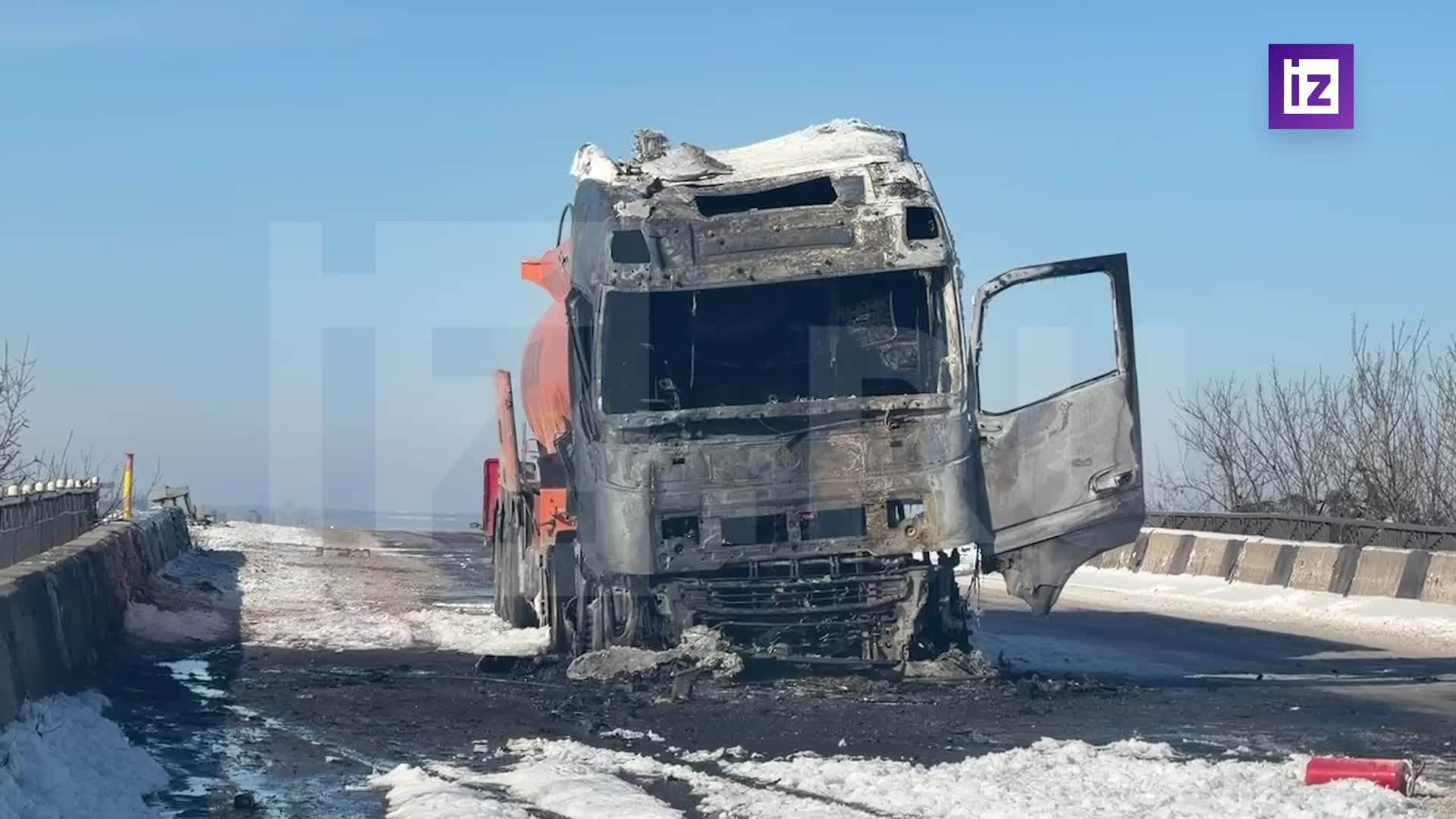 ВСУ нанесли удар FPV-дроном по автоцистерне на Донецкой кольцевой автодороге. Кадры последствий а... смотреть онлайн
