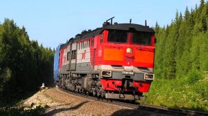 2ТЭ10У-0040 с грузовым поездом и приветливой бригадой