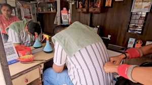 Уличный парикмахер делает массаж головы ASMR на обочине дороги