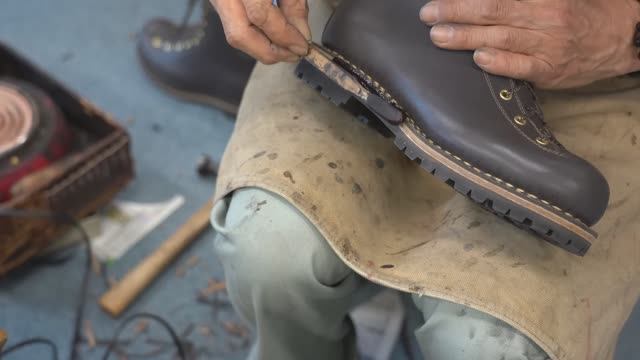 Как изготавливаются походные ботинки. Обувь ручной работы, удобная и надежная. смотреть онлайн