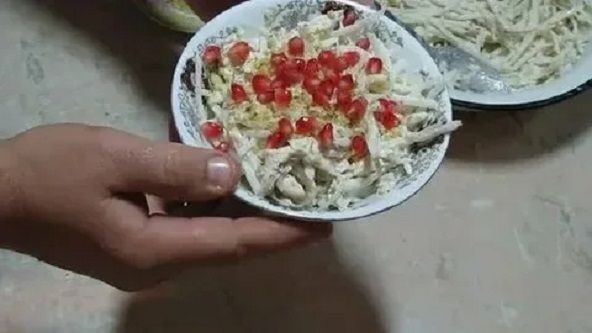 Рецепт этого салата я подсмотрел в ресторане грузинской кухни. Салат из белой редьки #рецепты #салат