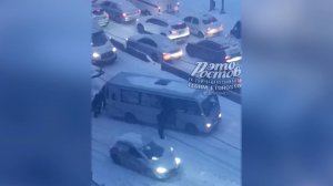 Мощный снежный циклон обрушился сразу на несколько российских регионов.