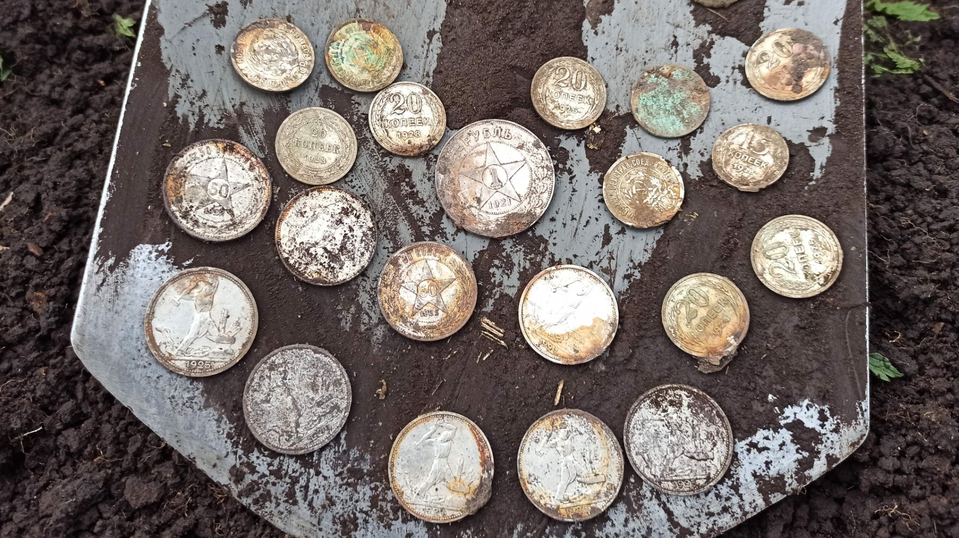 ШОК от находки с металлоискателем! ВЫКОПАЛ РУБЛЬ! КЛАД серебра! смотреть онлайн