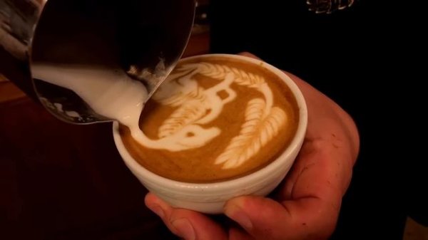 Amazing latte art with World Champion Umpaul signature Designs cafe vlog