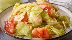 Ленивый салат из айсберга и помидоров.