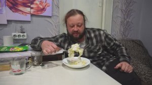 Всю ночь лепил вареники Теперь ужинаю ими