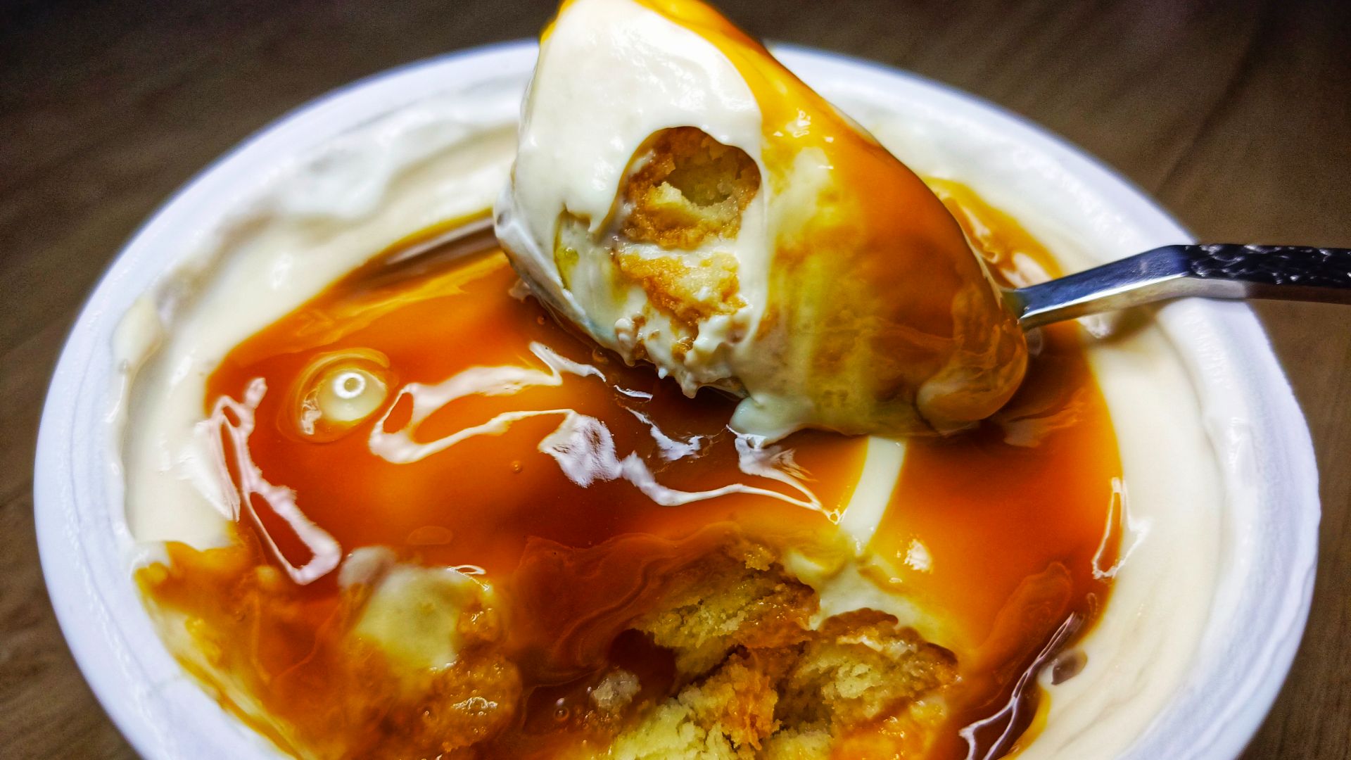 Этот десерт сейчас готовят все. Печенье, сметана и все готово. смотреть онлайн