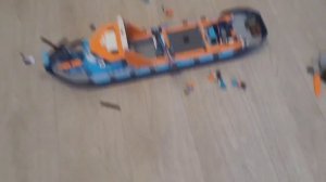 бросаю всё что поподётся под руку в Лего корабль лего