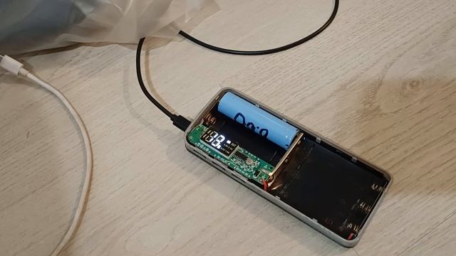 Умер повербэнк (Powerbank) на 18650 после повреждения при падении. Что внутри и почему нет заряда ? смотреть онлайн