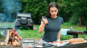 Девушка проводит день на реке, ловит рыбу, разводит костёр и готовит, Кемпинг, автор.