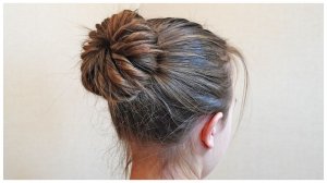 НЕОБЫЧНЫЙ ПУЧОК С БУБЛИКОМ - ИЗ СКРУЧЕННЫХ ПРЯДЕЙ ЖГУТОМ | ПРИЧЕСКА С ПОМОЩЬЮ ВАЛИКА ДЛЯ ВОЛОС