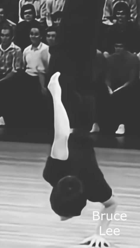 Bruce Lee отжимания на одной руке вверх ногами смотреть онлайн