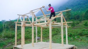 Девушка в одиночку строит бревенчатую хижину на плато. Сборка деревянных деталей. Серия 2. Хуан