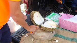 Нарезка дуриана - тайская уличная еда