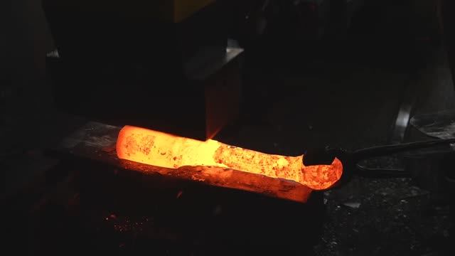 Процесс массового производства деталей судовых двигателей. Ковка 8-тонным молотом на заводе. смотреть онлайн