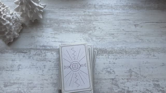 Счастлив ли человек? Про любого человека. Таро расклад смотреть онлайн