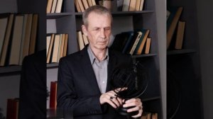 Помогать людям