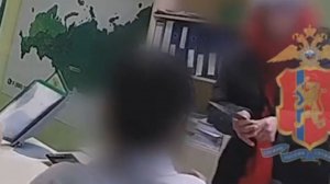 Угрожая ножом, украл деньги