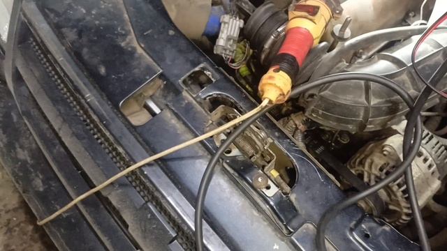 Шевроле нива. Зависают обороты. смотреть онлайн