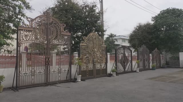 Как изготавливаются великолепные алюминиевые ворота. Мастера делают большие красивые ворота. смотреть онлайн