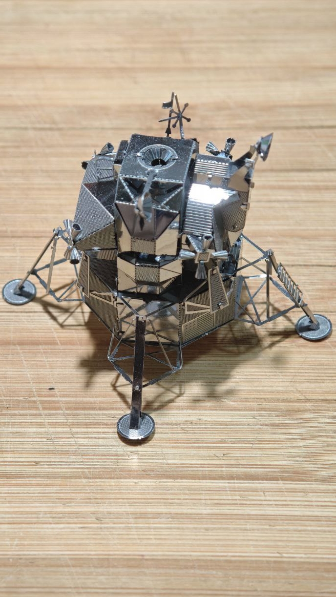 Лунный модуль Космического Корабля "Аполлон" Когда твоя жена инженер и собрала модель за пару часов. смотреть онлайн