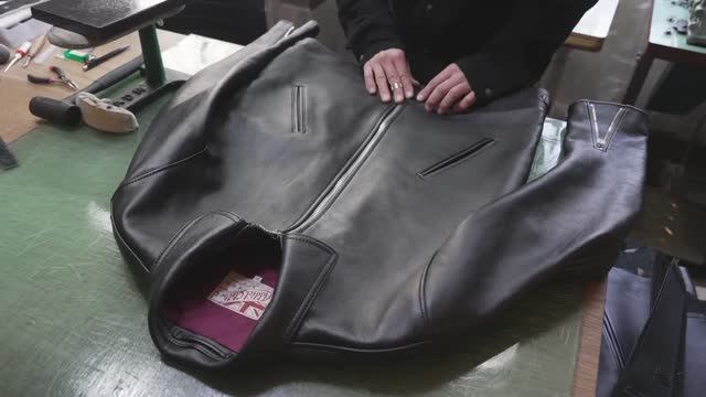 Процесс изготовления мотоциклетной куртки. Фабрика по производству кожаных курток. смотреть онлайн