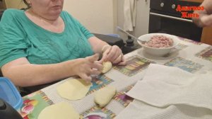 Пирожки с мясом...   (Почему-то получилось зеркальное видео...)
